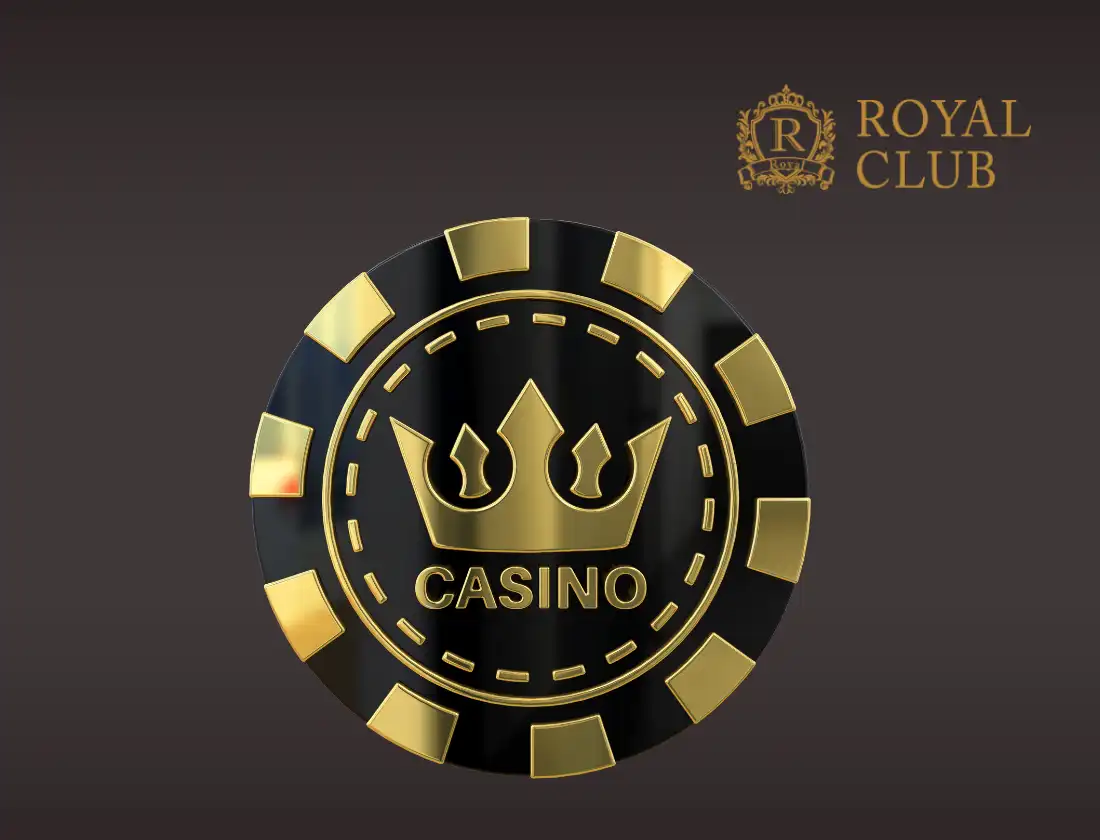 금색과 검정색의 카지노 칩, 가운데에는 왕관 모양과 ‘CASINO’라는 글자가 새겨져 있으며, 오른쪽 상단에는 로열 클럽 로고가 보입니다.